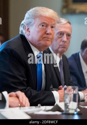 Präsident Donald Trump spricht neben Verteidigungsminister Jim Mattis, wie er der Presse in einer Kabinettssitzung am Weißen Haus am 6. Dezember 2017 in Washington, D.C. Foto Adressen von Kevin Dietsch/UPI Stockfoto