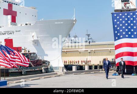 Handout-Datei Foto vom 28. März 2020 von Präsident Donald J. Trump und Verteidigungsminister Mark T. Esper Ankunft in Naval Station Norfolk, 28. März 2020, um Bemerkungen zu halten und sehen Sie aus dem Militär Sealift Command Krankenhaus Schiff USNS Comfort (T-AH-20). Comfort bereitet sich auf den Einsatz zur Unterstützung der COVID-19-Maßnahmen des Landes vor und wird als Überweisungskrankenhaus für nicht-COVID-19-Patienten dienen, die derzeit in Küstenkrankenhäusern aufgenommen werden. Dadurch können sich die an Land ansässigen Krankenhäuser auf COVID-19-Fälle konzentrieren. Foto: Chief Mass Communication Specialist Mike DiMestico/US Navy via ABAC Stockfoto