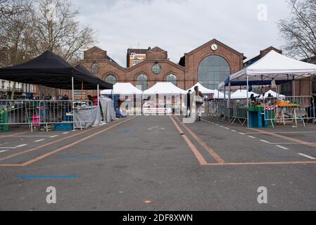 Am 2. April 2020 wandern die Menschen auf dem Wazemmes-Lebensmittelmarkt in Lille, Nordfrankreich. 25 % der Lebensmittelmärkte konnten diese Woche wieder eröffnet werden, aber sie müssen strenge Regeln befolgen und Vorsichtsmaßnahmen ergreifen. Die meisten Märkte haben weniger als zehn Stände, sie müssen einen Mindestabstand zwischen einander einhalten und Handdesinfektionsmittel sollten am Eingang der Märkte zur Verfügung stehen. Die Märkte waren in der vergangenen Woche, dem 24. März, geschlossen worden, um die Ausbreitung des Coronavirus zu stoppen, da viele Menschen auf den Märkten im ganzen Land besonders zu sehen waren. Foto von Julie Sebadelha/ABACAPRESS.COM Stockfoto