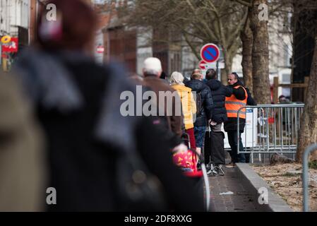 Die Leute warten in der Schlange, bevor sie am 2. April 2020 in Lille, Nordfrankreich, den Wazemmes-Lebensmittelmarkt betreten. 25 % der Lebensmittelmärkte konnten diese Woche wieder eröffnet werden, aber sie müssen strenge Regeln befolgen und Vorsichtsmaßnahmen ergreifen. Die meisten Märkte haben weniger als zehn Stände, sie müssen einen Mindestabstand zwischen einander einhalten und Handdesinfektionsmittel sollten am Eingang der Märkte zur Verfügung stehen. Die Märkte waren in der vergangenen Woche, dem 24. März, geschlossen worden, um die Ausbreitung des Coronavirus zu stoppen, da viele Menschen auf den Märkten im ganzen Land besonders zu sehen waren. Foto von Julie Sebadelha/ABACAPRESS.COM Stockfoto