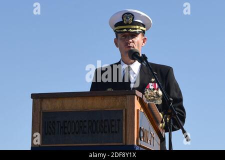 Handout-Datei Foto vom 1. November 2019 von Capt. Brett Crozier wendet sich zum ersten Mal als Kommandant des Flugzeugträgers USS Theodore Roosevelt (CVN 71) an die Besatzung während einer Kommandozeremonie auf dem Flugdeck des Schiffes in San Diego, CA, USA. Die US-Marine hat den Kommandanten des Flugzeugträgers USS Theodore Roosevelt entlassen, der Alarm wegen eines Ausbruchs des Coronavirus auf seinem Schiff ausgelöst hatte. Thomas Modly, der amtierende Sekretär der Marine, sagte, dass Kapitän Brett Crozier von seinem Kommando über den nuklearen Träger enthoben worden sei, weil er zu m kopiert habe Stockfoto