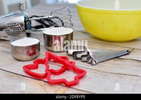 Holiday Cookie Küchenutensilien und Schüsseln bereit für saisonale Backen Stockfoto