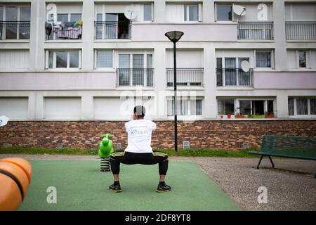 Ein Sporttrainer gibt einen Turnkurs für die Bewohner eines Arbeiterviertels in Suresnes, Vororte von Paris, Frankreich am 3. April 2020 in unter Sperre für einige Wochen. Zwei Bewohner und Mitglieder des Vereins Collectif Solidaire des Chenes Ismael Ichaoui und Smail Belkacem beschlossen, drei Mal in der Woche Sportunterricht für Menschen auf ihren Balkonen zu geben. Foto von Raphael Lafargue/ABACAPRESS.COM Stockfoto