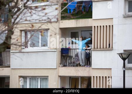 Ein Sporttrainer gibt einen Turnkurs für die Bewohner eines Arbeiterviertels in Suresnes, Vororte von Paris, Frankreich am 3. April 2020 in unter Sperre für einige Wochen. Zwei Bewohner und Mitglieder des Vereins Collectif Solidaire des Chenes Ismael Ichaoui und Smail Belkacem beschlossen, drei Mal in der Woche Sportunterricht für Menschen auf ihren Balkonen zu geben. Foto von Raphael Lafargue/ABACAPRESS.COM Stockfoto