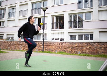 Ein Sporttrainer gibt einen Turnkurs für die Bewohner eines Arbeiterviertels in Suresnes, Vororte von Paris, Frankreich am 3. April 2020 in unter Sperre für einige Wochen. Zwei Bewohner und Mitglieder des Vereins Collectif Solidaire des Chenes Ismael Ichaoui und Smail Belkacem beschlossen, drei Mal in der Woche Sportunterricht für Menschen auf ihren Balkonen zu geben. Foto von Raphael Lafargue/ABACAPRESS.COM Stockfoto