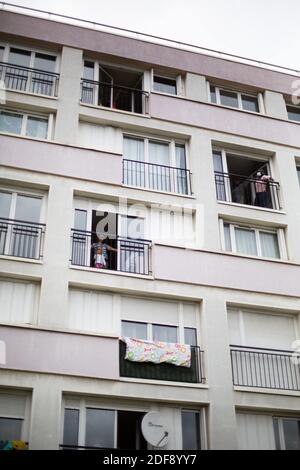 Ein Sporttrainer gibt einen Turnkurs für die Bewohner eines Arbeiterviertels in Suresnes, Vororte von Paris, Frankreich am 3. April 2020 in unter Sperre für einige Wochen. Zwei Bewohner und Mitglieder des Vereins Collectif Solidaire des Chenes Ismael Ichaoui und Smail Belkacem beschlossen, drei Mal in der Woche Sportunterricht für Menschen auf ihren Balkonen zu geben. Foto von Raphael Lafargue/ABACAPRESS.COM Stockfoto