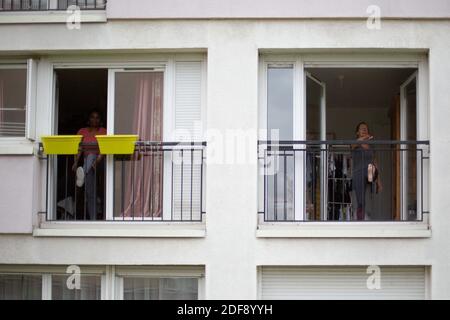 Ein Sporttrainer gibt einen Turnkurs für die Bewohner eines Arbeiterviertels in Suresnes, Vororte von Paris, Frankreich am 3. April 2020 in unter Sperre für einige Wochen. Zwei Bewohner und Mitglieder des Vereins Collectif Solidaire des Chenes Ismael Ichaoui und Smail Belkacem beschlossen, drei Mal in der Woche Sportunterricht für Menschen auf ihren Balkonen zu geben. Foto von Raphael Lafargue/ABACAPRESS.COM Stockfoto