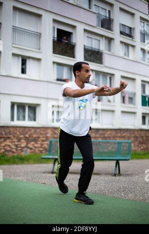 Ein Sporttrainer gibt einen Turnkurs für die Bewohner eines Arbeiterviertels in Suresnes, Vororte von Paris, Frankreich am 3. April 2020 in unter Sperre für einige Wochen. Zwei Bewohner und Mitglieder des Vereins Collectif Solidaire des Chenes Ismael Ichaoui und Smail Belkacem beschlossen, drei Mal in der Woche Sportunterricht für Menschen auf ihren Balkonen zu geben. Foto von Raphael Lafargue/ABACAPRESS.COM Stockfoto