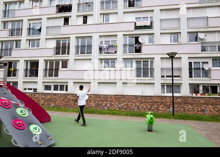 Ein Sporttrainer gibt einen Turnkurs für die Bewohner eines Arbeiterviertels in Suresnes, Vororte von Paris, Frankreich am 3. April 2020 in unter Sperre für einige Wochen. Zwei Bewohner und Mitglieder des Vereins Collectif Solidaire des Chenes Ismael Ichaoui und Smail Belkacem beschlossen, drei Mal in der Woche Sportunterricht für Menschen auf ihren Balkonen zu geben. Foto von Raphael Lafargue/ABACAPRESS.COM Stockfoto