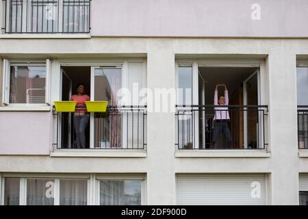Ein Sporttrainer gibt einen Turnkurs für die Bewohner eines Arbeiterviertels in Suresnes, Vororte von Paris, Frankreich am 3. April 2020 in unter Sperre für einige Wochen. Zwei Bewohner und Mitglieder des Vereins Collectif Solidaire des Chenes Ismael Ichaoui und Smail Belkacem beschlossen, drei Mal in der Woche Sportunterricht für Menschen auf ihren Balkonen zu geben. Foto von Raphael Lafargue/ABACAPRESS.COM Stockfoto