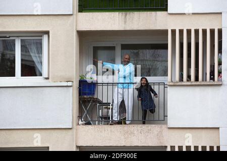 Ein Sporttrainer gibt einen Turnkurs für die Bewohner eines Arbeiterviertels in Suresnes, Vororte von Paris, Frankreich am 3. April 2020 in unter Sperre für einige Wochen. Zwei Bewohner und Mitglieder des Vereins Collectif Solidaire des Chenes Ismael Ichaoui und Smail Belkacem beschlossen, drei Mal in der Woche Sportunterricht für Menschen auf ihren Balkonen zu geben. Foto von Raphael Lafargue/ABACAPRESS.COM Stockfoto