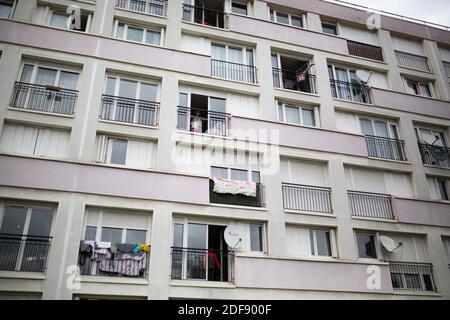 Ein Sporttrainer gibt einen Turnkurs für die Bewohner eines Arbeiterviertels in Suresnes, Vororte von Paris, Frankreich am 3. April 2020 in unter Sperre für einige Wochen. Zwei Bewohner und Mitglieder des Vereins Collectif Solidaire des Chenes Ismael Ichaoui und Smail Belkacem beschlossen, drei Mal in der Woche Sportunterricht für Menschen auf ihren Balkonen zu geben. Foto von Raphael Lafargue/ABACAPRESS.COM Stockfoto