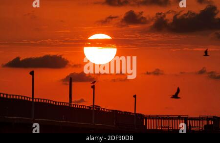 KEIN FILM, KEIN VIDEO, KEIN TV, KEIN DOKUMENTARFILM - EIN Blick auf den Sonnenaufgang am Sunny Isles Pier, während die Coronavirus-Pandemie am Sonntag, 5. April 2020 in Sunny Isles Beach, Miami, FL, USA, weiter geht. Foto von David Santiago/Miami Herald/TNS/ABACAPRESS.COM Stockfoto