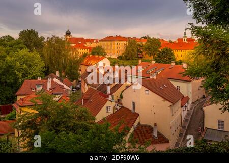 Das historische malerische Viertel Neue Welt in der Nähe der Prager Burg bei Sonnenuntergang. UNESCO-Denkmal, Tschechische Republik Stockfoto