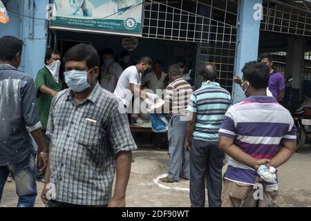 Eine Auto-Rikscha-Vereinigung stellt die Autofahrer und die Besitzer von Auto-Rikscha 5 kg Reis, 3 kg Kartoffeln und 1/2 kg Linsen während 21 Tagen sperren in Indien wegen covid 19 Pandemie. Auto-Rikschaufelfahrer und die Besitzer sind arm und arbeitsarm. Kolkata, Westbengalen, Indien am 3. April 2020. Foto von Arindam Mukherjee/ABACAPRESS.COM Stockfoto