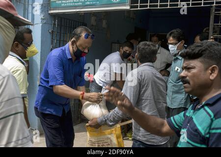 Eine Auto-Rikscha-Vereinigung stellt die Autofahrer und die Besitzer von Auto-Rikscha 5 kg Reis, 3 kg Kartoffeln und 1/2 kg Linsen während 21 Tagen sperren in Indien wegen covid 19 Pandemie. Auto-Rikschaufelfahrer und die Besitzer sind arm und arbeitsarm. Kolkata, Westbengalen, Indien am 3. April 2020. Foto von Arindam Mukherjee/ABACAPRESS.COM Stockfoto