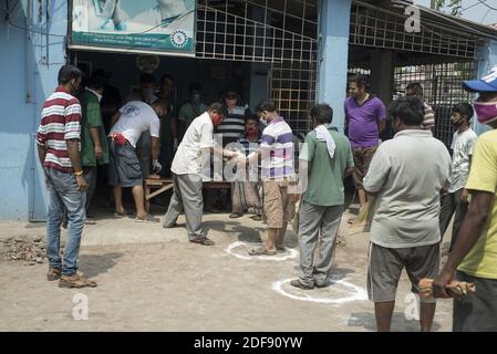 Eine Auto-Rikscha-Vereinigung stellt die Autofahrer und die Besitzer von Auto-Rikscha 5 kg Reis, 3 kg Kartoffeln und 1/2 kg Linsen während 21 Tagen sperren in Indien wegen covid 19 Pandemie. Auto-Rikschaufelfahrer und die Besitzer sind arm und arbeitsarm. Kolkata, Westbengalen, Indien am 3. April 2020. Foto von Arindam Mukherjee/ABACAPRESS.COM Stockfoto