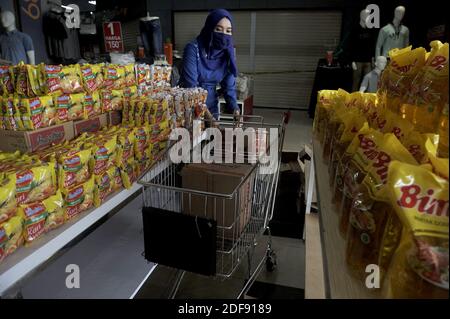 Arbeiter werden am 07. April 2020 im Ramayana-Einkaufszentrum in Medan, Indonesien, maskiert gesehen. Die indonesische Regierung fordert die Einwohner auf, während des Ausbruchs der Corona-Virus-Krankheit 19 (Covid-19) die physische Distanz zur Durchführung wirtschaftlicher Aktivitäten aufrechtzuerhalten. Ramayana halten die Standardpreise für die Grundwaren durch Konsum, auch wenn die Grenzen halten die Menge der Einkäufe zur Aufrechterhaltung der Stabilität der Lagerverfügbarkeit, sagte Ramayana-Teladan Operational Manager, Tumpal Sitompul. Foto von Aditya Sutanta/ABACAPRESS.COM Stockfoto