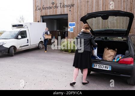 Eine Kundin nimmt ihren Auftrag ab, als die Managerin am 3. April 2020 in der 'La Ferme du Vinage' in Roncq, Frankreich, während der COVID-19 eintrifft, da eine strikte Sperre in Kraft tritt, um die Ausbreitung der Coronavirus-Krankheit zu stoppen. Durch die Sperrung verloren die Produzenten viele Kunden (Restaurants, Schulkantine). Sie beschlossen, Drive-Entzug zu entwickeln, um neue Kunden zu finden. Foto von Julie Sebadelha/ABACAPRESS.COM Stockfoto