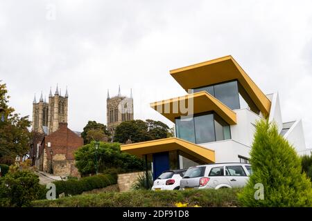 Kontrastierende moderne und alte Architektur Stockfoto