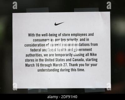 KEIN FILM, KEIN VIDEO, KEIN Fernsehen, KEINE DOKUMENTATION - Nike Lincoln Rd Store veröffentlicht eine Mitteilung über die Schließung, da die Folgen der COVID-19 Pandemie-Politik die Schließung der meisten Geschäfte, Restaurants, Und Bars außer für Take-Out und Online-Geschäft am Dienstag, 7. April 2020 in Miami Beach, FL, USA. Foto von Carl Juste/Miami Herald/TNS/ABACAPRESS.COM Stockfoto