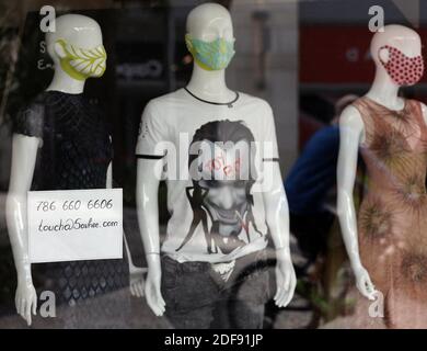 KEIN FILM, KEIN VIDEO, KEIN Fernsehen, KEINE DOKUMENTATION - Mannequins tragen Masken als kleines Schild führt Besucher zu einer Telefonnummer und einer Website am Dienstag, 7. April 2020 in Miami Beach, FL, USA. Foto von Carl Juste/Miami Herald/TNS/ABACAPRESS.COM Stockfoto