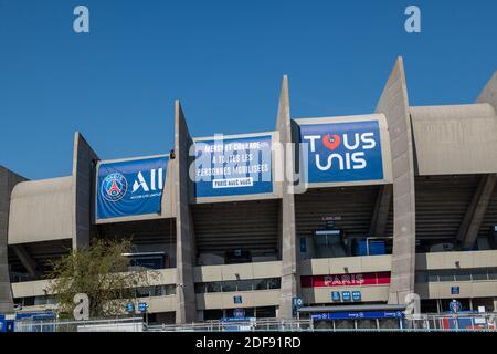 Paris Saint-Germain Heimstadion « Parc des Princes » zeigt Banner danken allen mobilisierten und mit der Angabe « All United », wie in Paris, Frankreich, am 8. April 2020. Foto von Ammar Abd Rabbo/ABACAPRESS.COM Stockfoto
