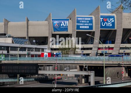 Paris Saint-Germain Heimstadion « Parc des Princes » zeigt Banner danken allen mobilisierten und mit der Angabe « All United », wie in Paris, Frankreich, am 8. April 2020. Foto von Ammar Abd Rabbo/ABACAPRESS.COM Stockfoto