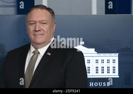 US-Außenminister Mike Pompeo nimmt an einer Pressekonferenz mit Mitgliedern der Coronavirus Task Force im Weißen Haus Teil. Washington, DC, USA, 8. April 2020. Foto von Chris Kleponis/Pool/ABACAPRESS.COM Stockfoto