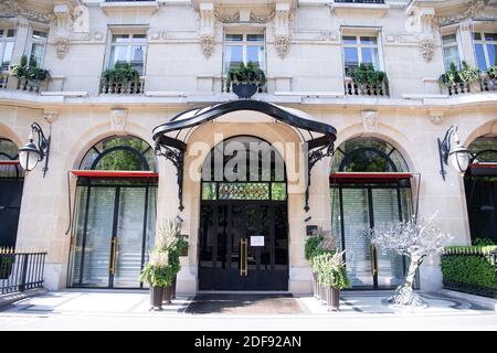 Blick auf ein geschlossenes Plaza Athenee Hotel auf der Avenue Montaigne nach der Feinschmeckermaßnahme wegen der Coronavirus (Covid-19) Pandemie in Paris, am 8. April 2020 in Paris, Frankreich. Frankreich verzeichnete in den letzten 24 Stunden weitere 541 Coronavirus-Todesfälle in den Krankenhäusern des Landes, was die Gesamtzahl der Todesfälle am Mittwoch auf 10,809 ansteigen lässt. Der Anstieg der Intensivstationen verlangsamte sich jedoch weiter. Foto von David Niviere/ABACAPRESS.C OM Stockfoto