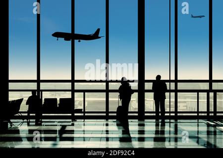 Silhouette in der Airport Terminal Lounge mit Blick auf Flugzeuge Stockfoto