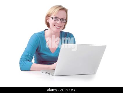 Junge Frau trägt ein blaues Top lächelnd mit oprn Laptop. Aufnahme im Studio mit weißem Hintergrund. Stockfoto