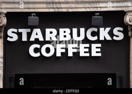 Ein Ladenschild von Starbucks Coffee in Paris, am 9. April 2020 in Paris, Frankreich. Foto von David Niviere/ABACAPRESS.COM Stockfoto