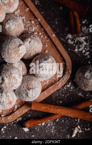 Zimtschnecken mit Zuckerpulver auf Holzhintergrund. Stockfoto