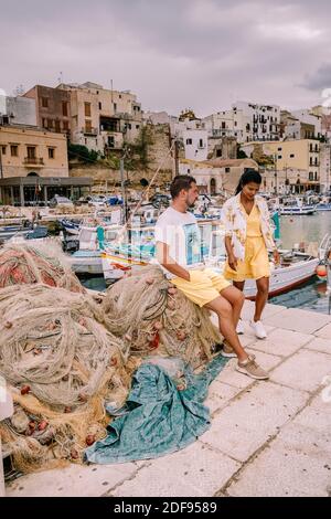 Sizilien Italien Oktober 2020 Fischerboote im sizilianischen Hafen von Castellammare del Golfo, erstaunliche Küstendorf der Insel Sizilien, Provinz Trapani, Italien. Hochwertige Fotos Stockfoto