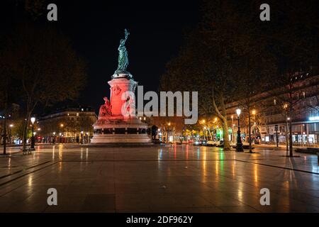 Republique Place (Place de la Republique) bei Nacht am 20. Tag der Sperre wegen der Covid-19. Paris, Frankreich, 4. April 2020. Foto von Florent Bardos/ABACAPRESS.COM Stockfoto