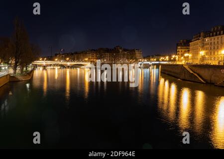 Die Insel Saint-Louis (Ile Saint-Louis) bei Nacht am 20. Tag der Sperrung aufgrund der Covid-19. Paris, Frankreich, 4. April 2020. Foto von Florent Bardos/ABACAPRESS.COM Stockfoto