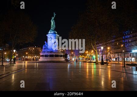 Republique Place (Place de la Republique) bei Nacht am 20. Tag der Sperre wegen der Covid-19. Paris, Frankreich, 4. April 2020. Foto von Florent Bardos/ABACAPRESS.COM Stockfoto