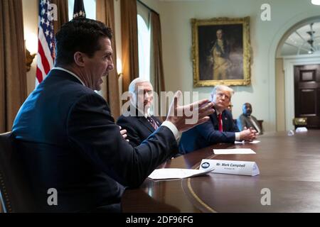 Der ehemalige Fußballspieler Mark Campbell, Michigan, macht Bemerkungen über seinen Kampf mit Coronavirus, bei dem Präsident Donald Trump und Vizepräsident Mike Pence am Dienstag, den 14. April 2020, in Washington, DC, USA, wiederhergestellte COVID-19-Patienten im Kabinettsaal treffen. Foto von Doug Mills/Pool/ABACAPRESS.COM Stockfoto