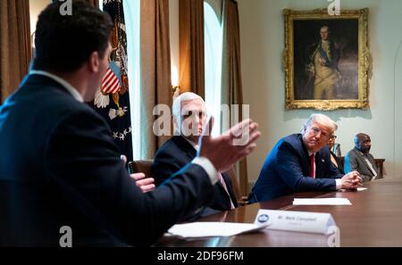 Der ehemalige Fußballspieler Mark Campbell, Michigan, macht Bemerkungen über seinen Kampf mit Coronavirus, bei dem Präsident Donald Trump und Vizepräsident Mike Pence am Dienstag, den 14. April 2020, in Washington, DC, USA, wiederhergestellte COVID-19-Patienten im Kabinettsaal treffen. Foto von Doug Mills/Pool/ABACAPRESS.COM Stockfoto