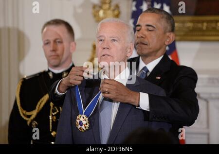 Datei Foto vom 12. Januar 2017 von US-Präsident Barack Obama überreicht die Medaille der Freiheit an Vizepräsident Biden während einer Veranstaltung im State Dining Room des Weißen Hauses in Washington, DC, USA. Der ehemalige Präsident Barack Obama unterstützte Joe Biden, seinen zweimaligen Vizepräsidenten, am Dienstagmorgen im Rennen um das Weiße Haus. “Joe zu meinem Vice President zu wählen war eine der besten Entscheidungen, die ich je getroffen habe, und er wurde ein enger Freund. Und ich glaube, Joe hat alle Qualitäten, die wir brauchen in einem Präsidenten im Moment ", sagte Obama in einem Video auf Twitter gepostet. Foto von Olivier Douliery/Pool/ABACAPR Stockfoto