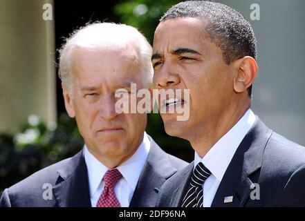 Datei Foto vom 12. Mai 2009 von Präsident Barack Obama flankiert von Vizepräsident Joe Biden, hält Bemerkungen bei einer Zeremonie zu Ehren Top Cops Preisträger im Rose Garden im Weißen Haus in Washington, DC. Der ehemalige Präsident Barack Obama unterstützte Joe Biden, seinen zweimaligen Vizepräsidenten, am Dienstagmorgen im Rennen um das Weiße Haus. “Joe zu meinem Vice President zu wählen war eine der besten Entscheidungen, die ich je getroffen habe, und er wurde ein enger Freund. Und ich glaube, Joe hat alle Qualitäten, die wir brauchen in einem Präsidenten im Moment ", sagte Obama in einem Video auf Twitter gepostet. Foto von Olivier Douliery/ABA Stockfoto