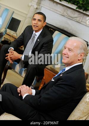 Datei-Foto vom 29. Januar 2009 von US-Präsident Barack Obama sitzt mit US-Vizepräsident Joe Biden (R) bei Treffen im Oval Office des Weißen Hauses in Washington, DC, USA. Der ehemalige Präsident Barack Obama unterstützte Joe Biden, seinen zweimaligen Vizepräsidenten, am Dienstagmorgen im Rennen um das Weiße Haus. “Joe zu meinem Vice President zu wählen war eine der besten Entscheidungen, die ich je getroffen habe, und er wurde ein enger Freund. Und ich glaube, Joe hat alle Qualitäten, die wir brauchen in einem Präsidenten im Moment ", sagte Obama in einem Video auf Twitter gepostet. Foto von Olivier Douliery/ABACAPRESS.COM Stockfoto