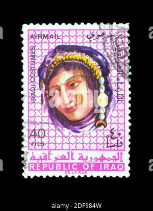 Abgesagte Briefmarke gedruckt vom Irak, die irakische Frau in nativer Tracht zeigt, um 1967. Stockfoto