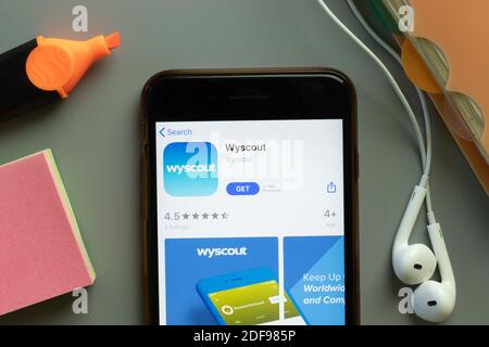 New York, USA - 1. Dezember 2020: Wyscout Mobile App Icon auf dem Telefonbildschirm Draufsicht, illustrative Editorial. Stockfoto