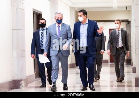 Kevin McCarthy (R-CA), Vorsitzender der Minderheitenhausgruppe, spricht mit dem US-Vertreter Devin Nunes (R-CA), während er auf seine wöchentliche Pressekonferenz zugeht. Stockfoto