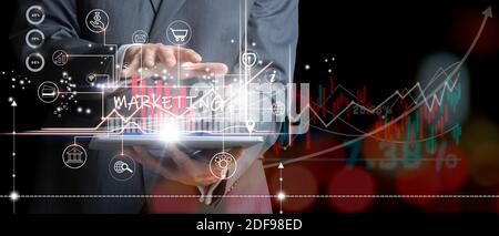 Geschäftsmann mit Tablet und Analyse Verkauf Daten Grafik Wachstum. Digitales Online-Marketing. Globale Netzwerkverbindung. Stockfoto