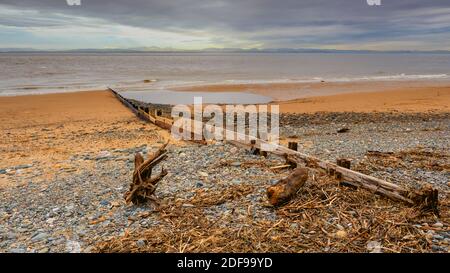 01.12.2020 Rossall Beach, Fleetwood, Lancashire, Großbritannien. Das vierstöckige Gebäude an der äußeren Promenade am Rossall Point ist der Rossall Coastwatch Tower. Es“ Stockfoto