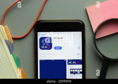 New York, USA - 1. Dezember 2020: MOMUP Mobile App Icon auf dem Telefonbildschirm Draufsicht, illustrative Editorial. Stockfoto