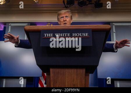 Präsident Donald Trump beantwortet Fragen während eines Briefings zur COVID-19-Pandemie im Weißen Haus in Washington, DC, USA am Samstag, 18. April 2020. Foto von Tasos Katopodis/Pool/ABACAPRESS.COM Stockfoto